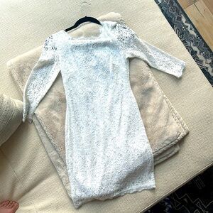 Adrianna Papell size 2 half sleeve full lace overlay. Amazing dress!